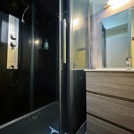 A L'angle Rue Raphael